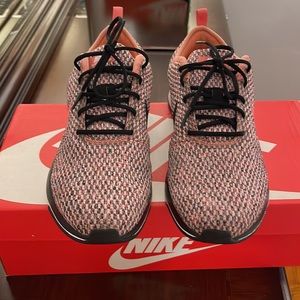 Nike Presto Black/Peach Size 7Y - Women’s 9M EUR 40